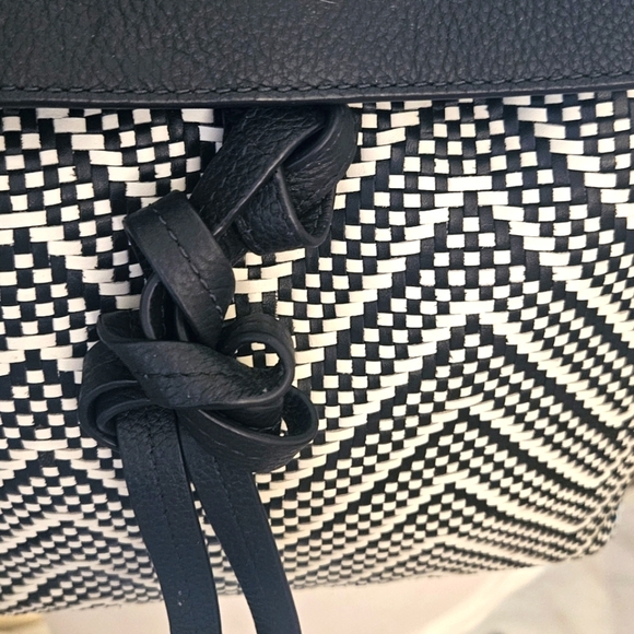 MICHAEL KORS Junie Chevron Navy & White Backpack Leather Medium Beautiful EUC - Picture 4 of 9